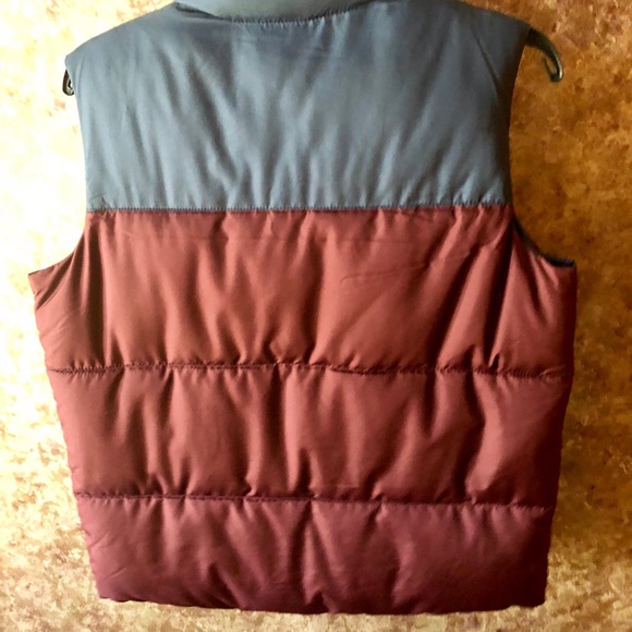 Old navy navy and burgundy puffer vest NWT - Picture 2 of 3